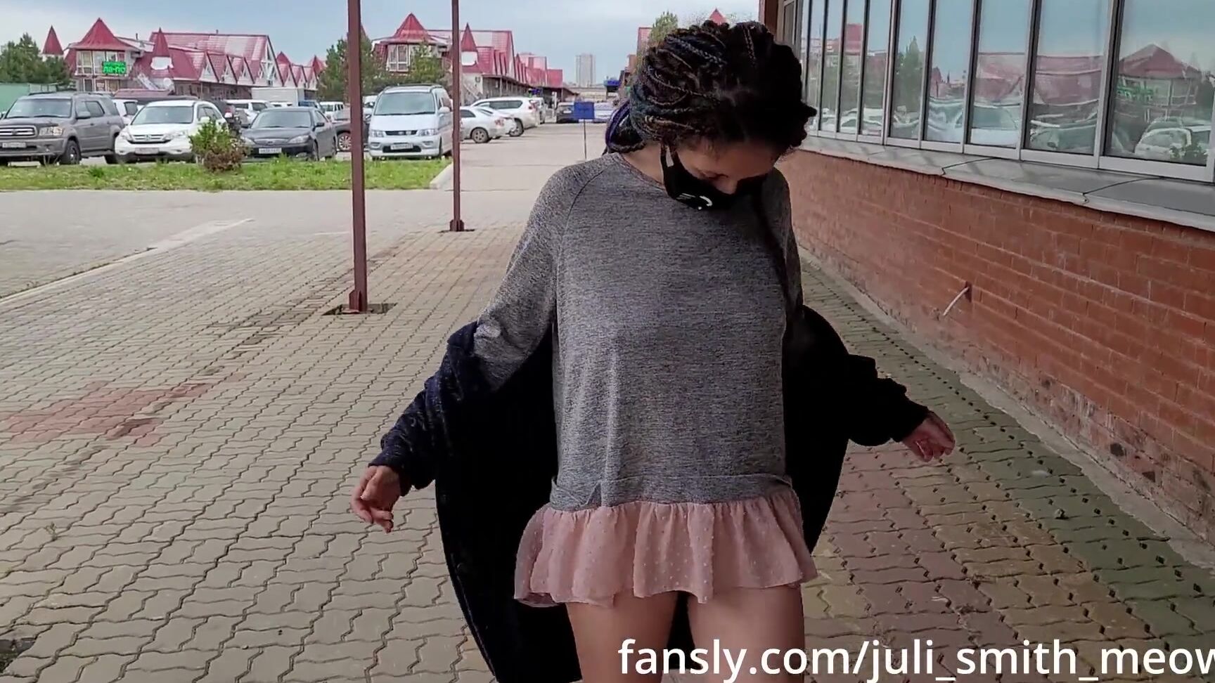 Juli Smith Meow Горячая тинка светит киску рядом с моллом Pornhub