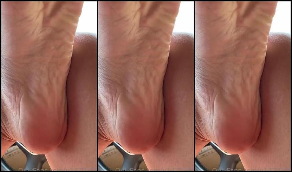 Solidgoddess Onlyfans In My Car Waiting For My Order To Be Ready Thinking About You Guys