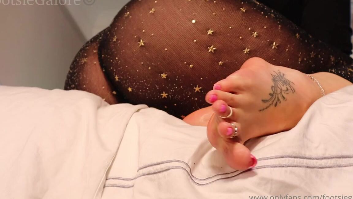 Footsiegalore Onlyfans Bow Down And Look Up At Me For This Moment Let Me Be The Centre Of Your Universe