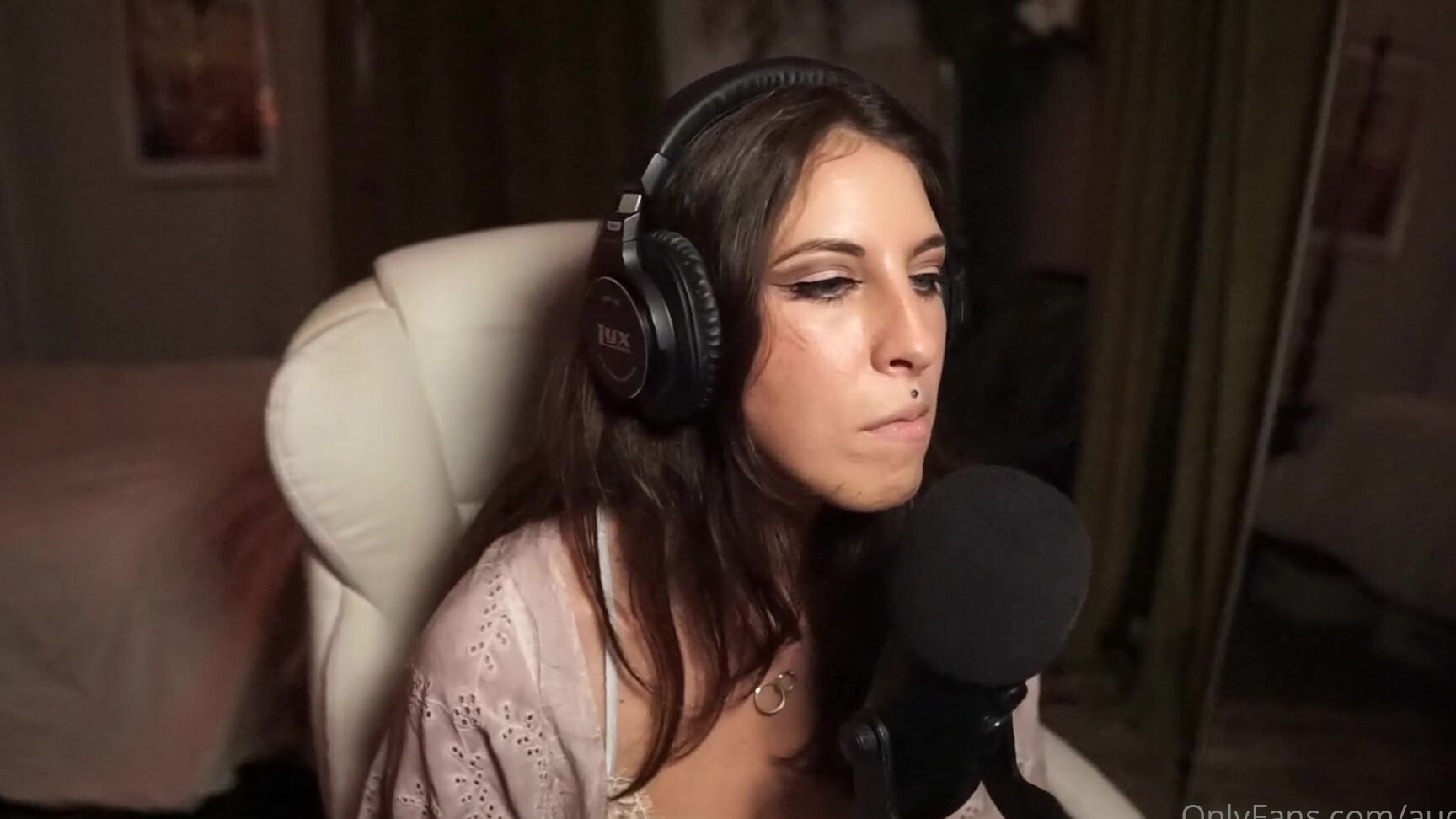 audrey-06-09-2020-842531561-cronch-cast-ep-2-various-snacks-asmr