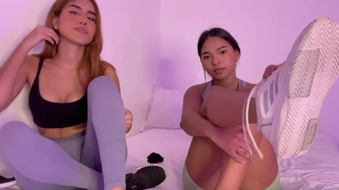 Hannah Robins Aka Hanna Hcri Onlyfans After Our Gym Session We Decided To Have Fun And Smell Our Sweaty Feet Together