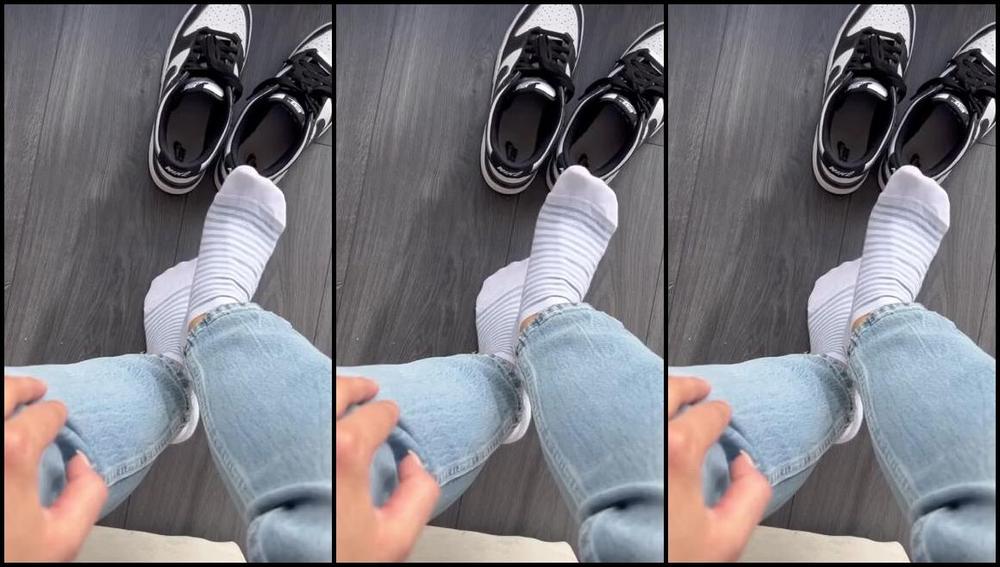 Sarina Jones Nicknamed Sarinajones 03 26 2024 Onlyfans Video Im Wearing Some Blue Jeans And Some Blue Striped Socks Ill Take Off My Nike Dunk