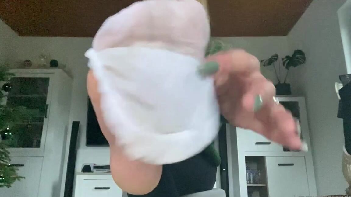 Emmysfeetandsocks Aka Emmyfeetandsocks Onlyfans Dirty From The Outside But Sweet From The Insidep