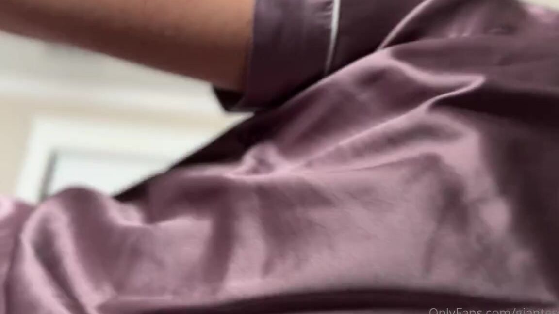 Giantess Tara Nicknamed Giantesstara 10 15 2022 Onlyfans Video Pov Youre In My Bed And I Wake Up And Decide What To Wear For The