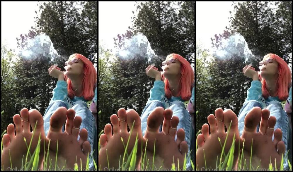 Ashleylottsxo Onlyfans Chilling In A Field Barefoot Smoking A J That S How I Want To Be Remembered Anywayp