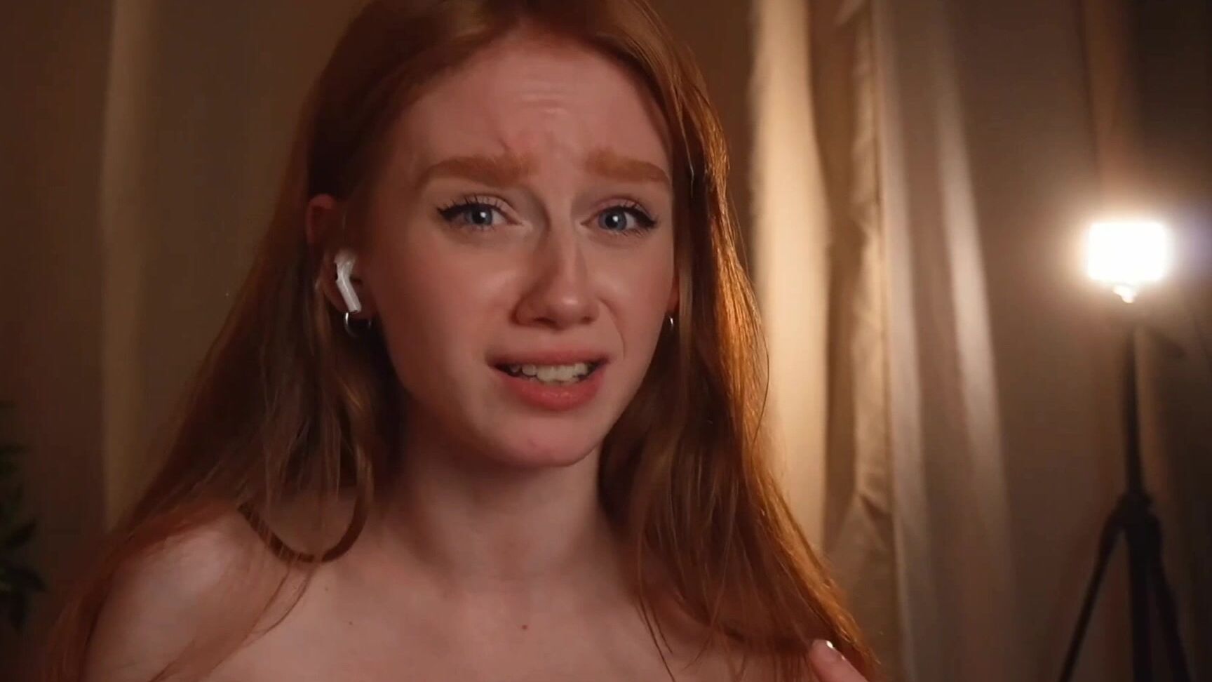 lizzy blaze 26 Sept 2024 7 showing new toy Vulse Web Cam