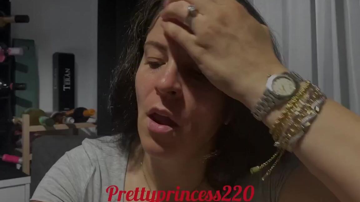 Prettyprincess220 07 04 2023 Onlyfans Video Eating And Burping Like A Man Jh3C
