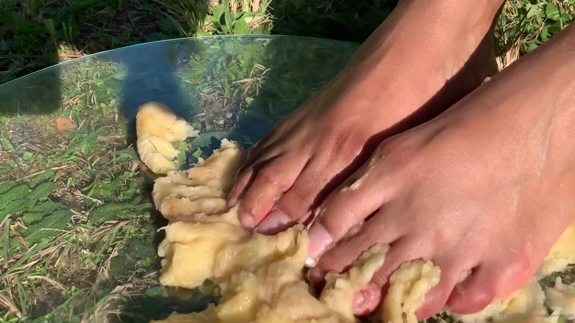 Sunny Nicknamed Suckmysunnysoles Onlyfans Making A Mess As Usual 1