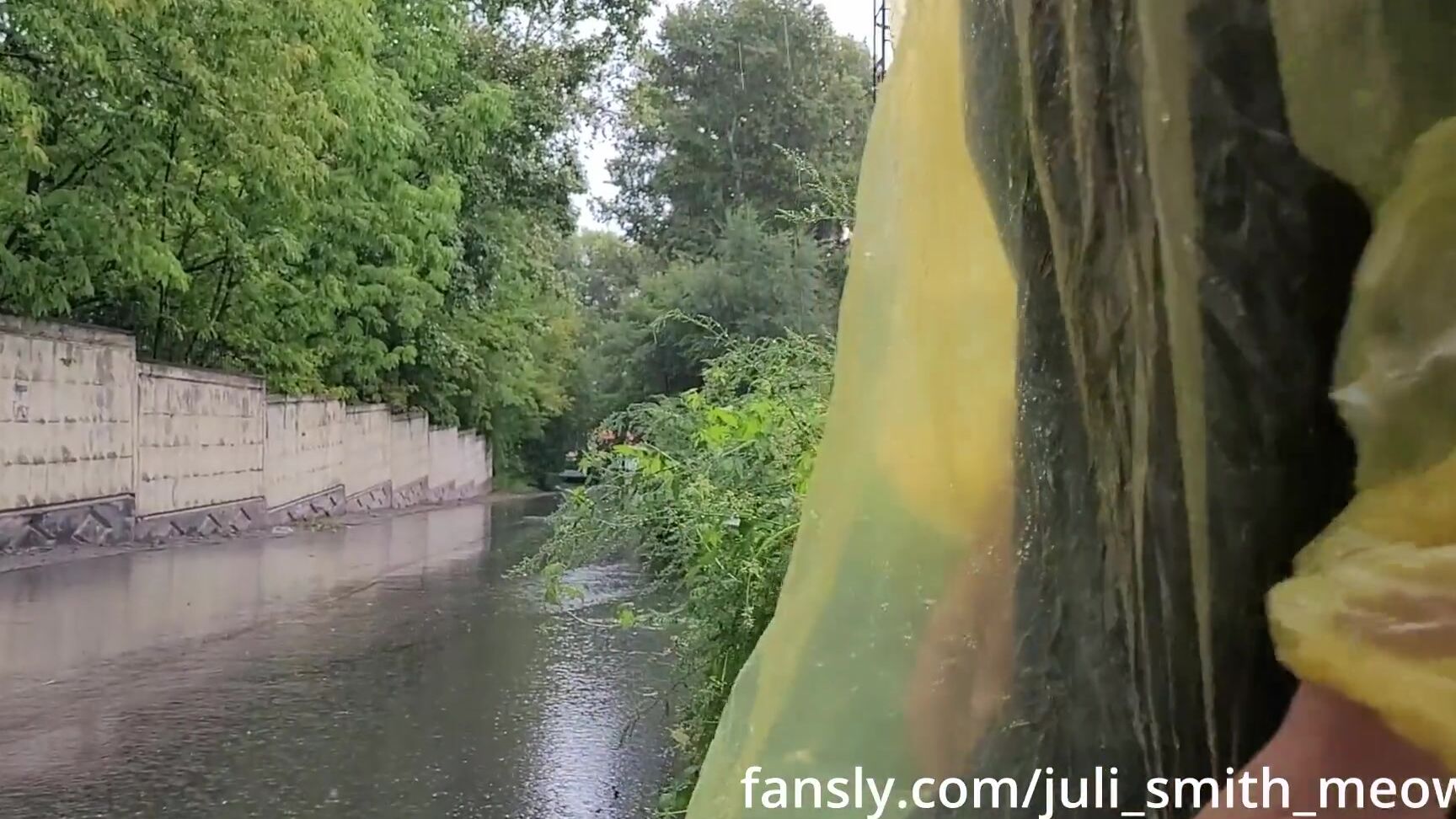 Juli Smith Meow Тинка в желтом плаще светит киской на улице под дождем Pornhub