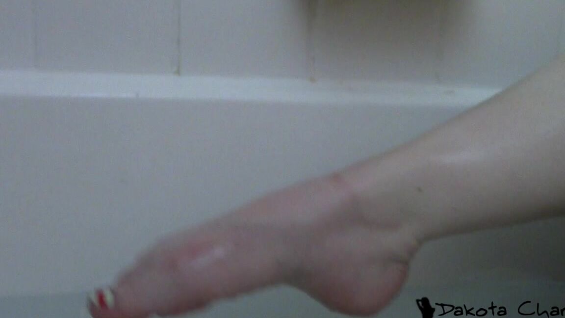 Dakotacharmsxxx Dakota Washes Her Stinky Feet