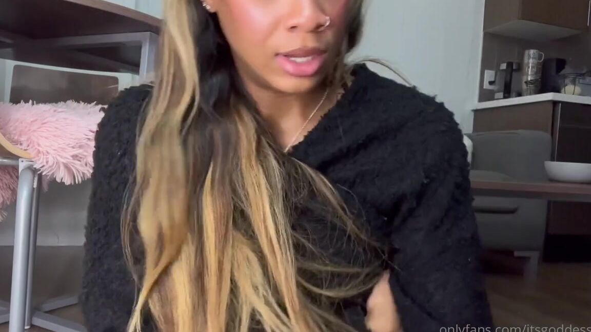 Itsbabyalicex Nicknamed Itsbabyalicex Onlyfans Oiling Up My Soles