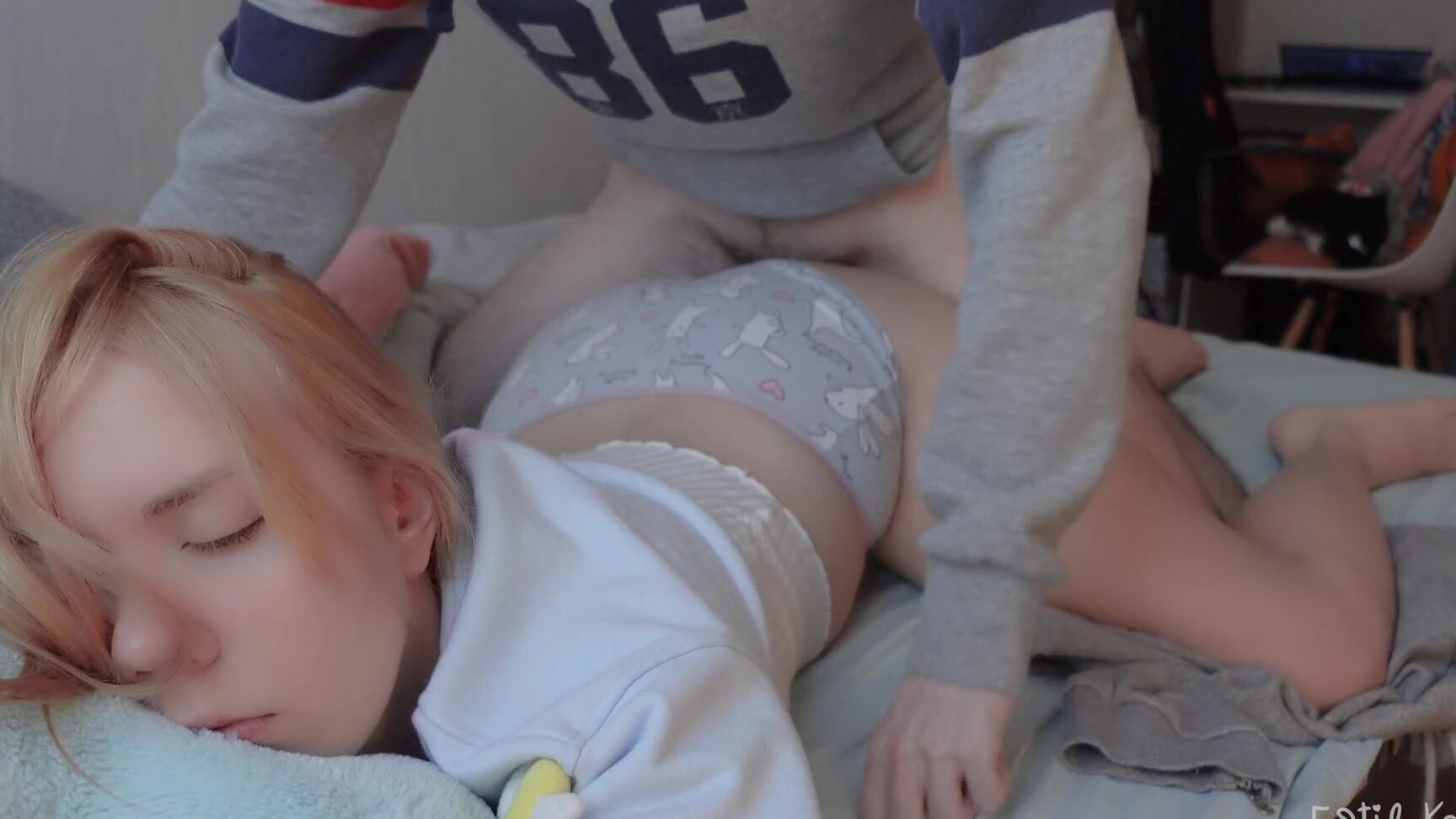 EstieKay Сводная сестра проснулась от хуя ее сводного брата и получил xhamster