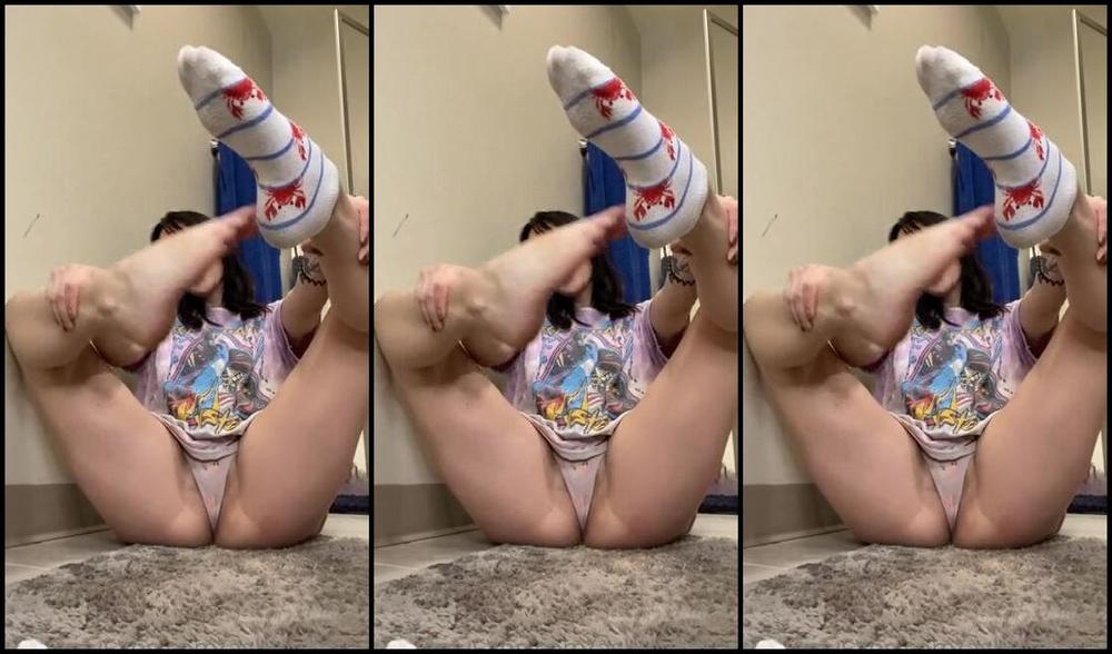 Ashleylottsxo Onlyfans Pre Shower Sock Removalsniffand Tease And Showing Off My Nice Lil Bootyp