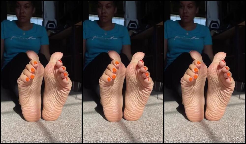 Deedeericanfeet Onlyfans Do U Love My Sunkissed Soles Old Pedi