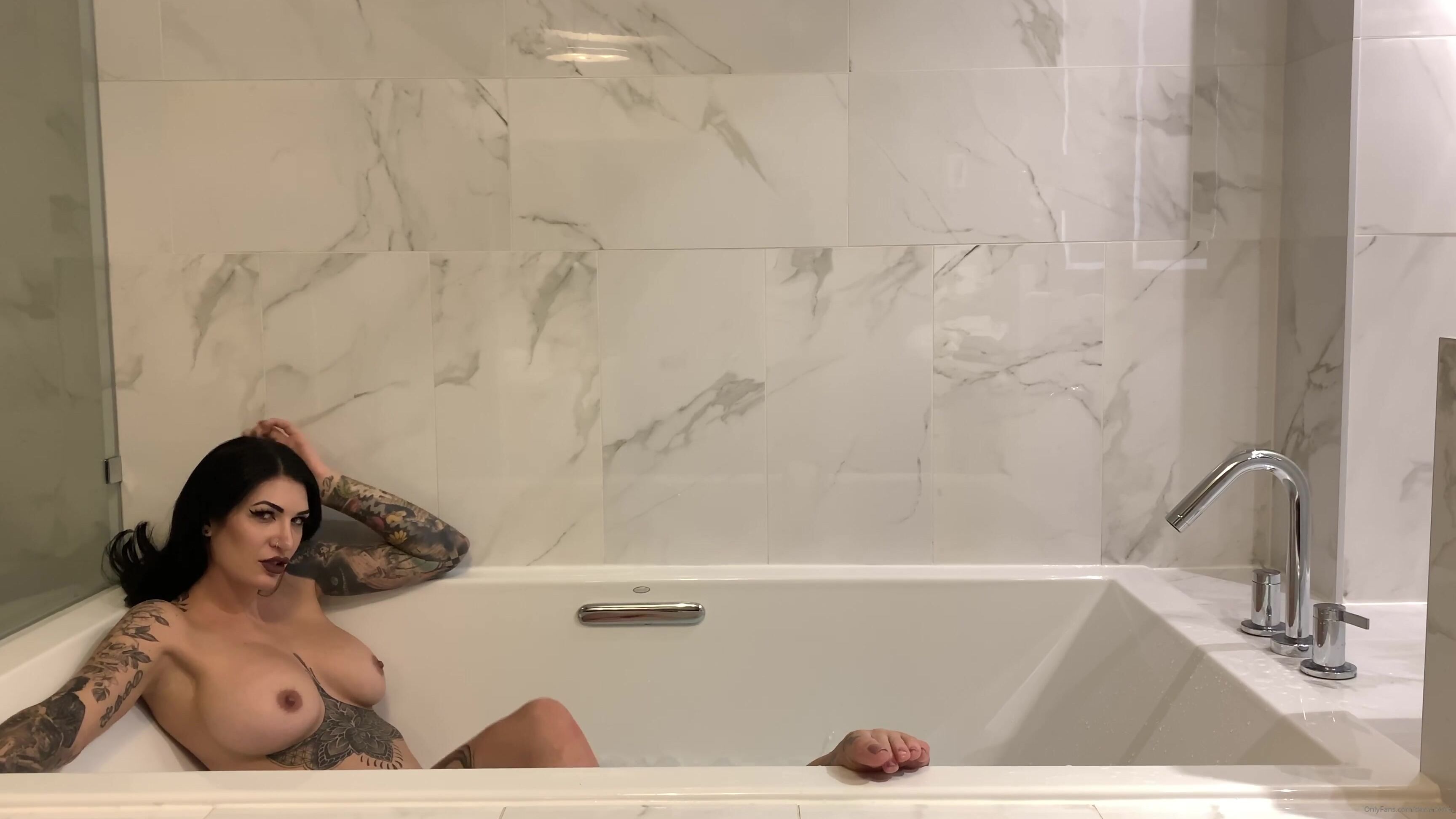 Damazonia Massage My Feet While I M Enjoying My Bath Like A Queen