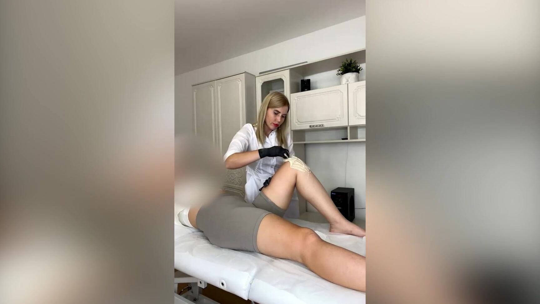 Sugarnadya Waxes Women S Legs Young And Cheerful Client