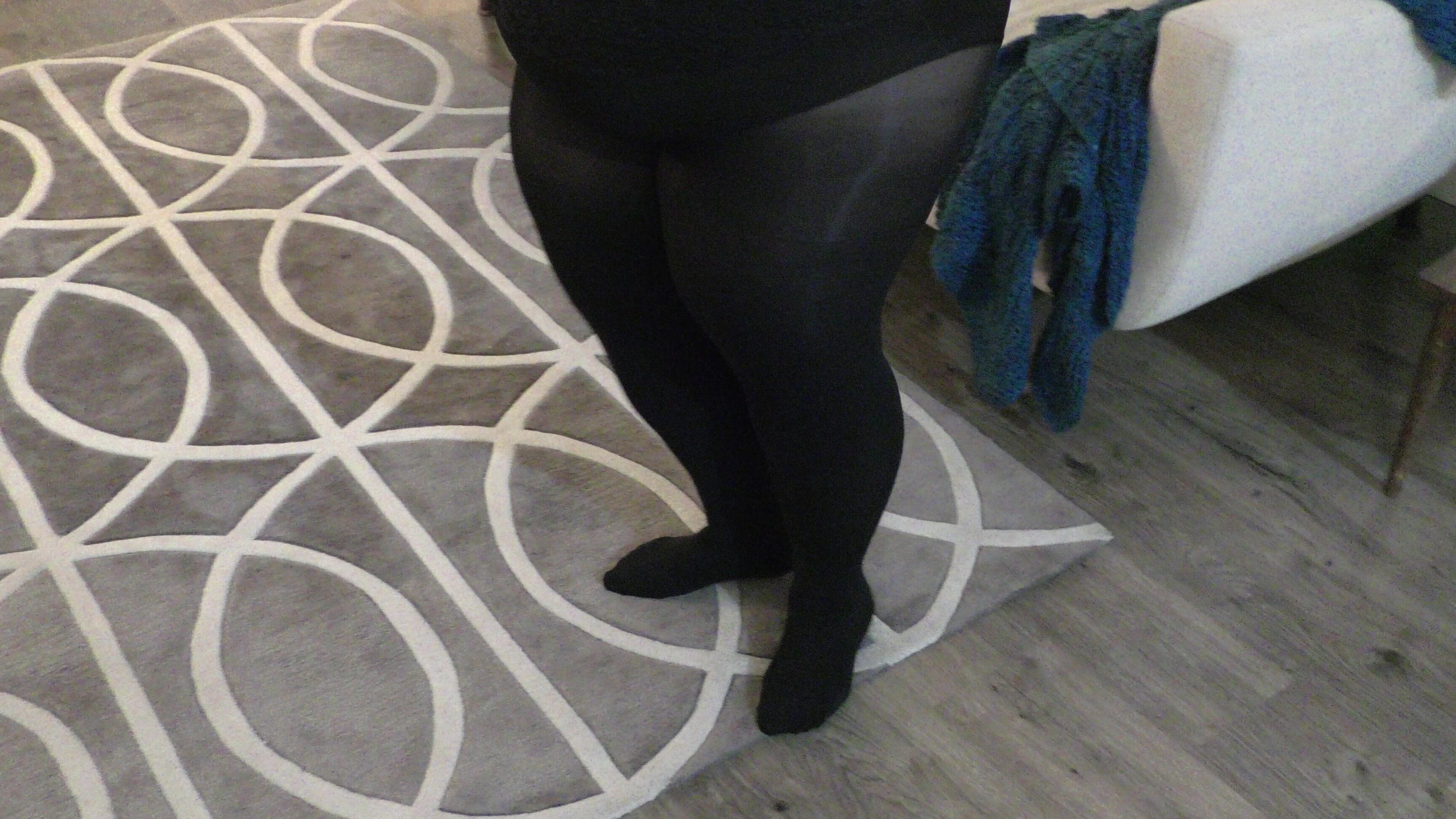 Killertofu69_BBW-black-pantyhose-modeling