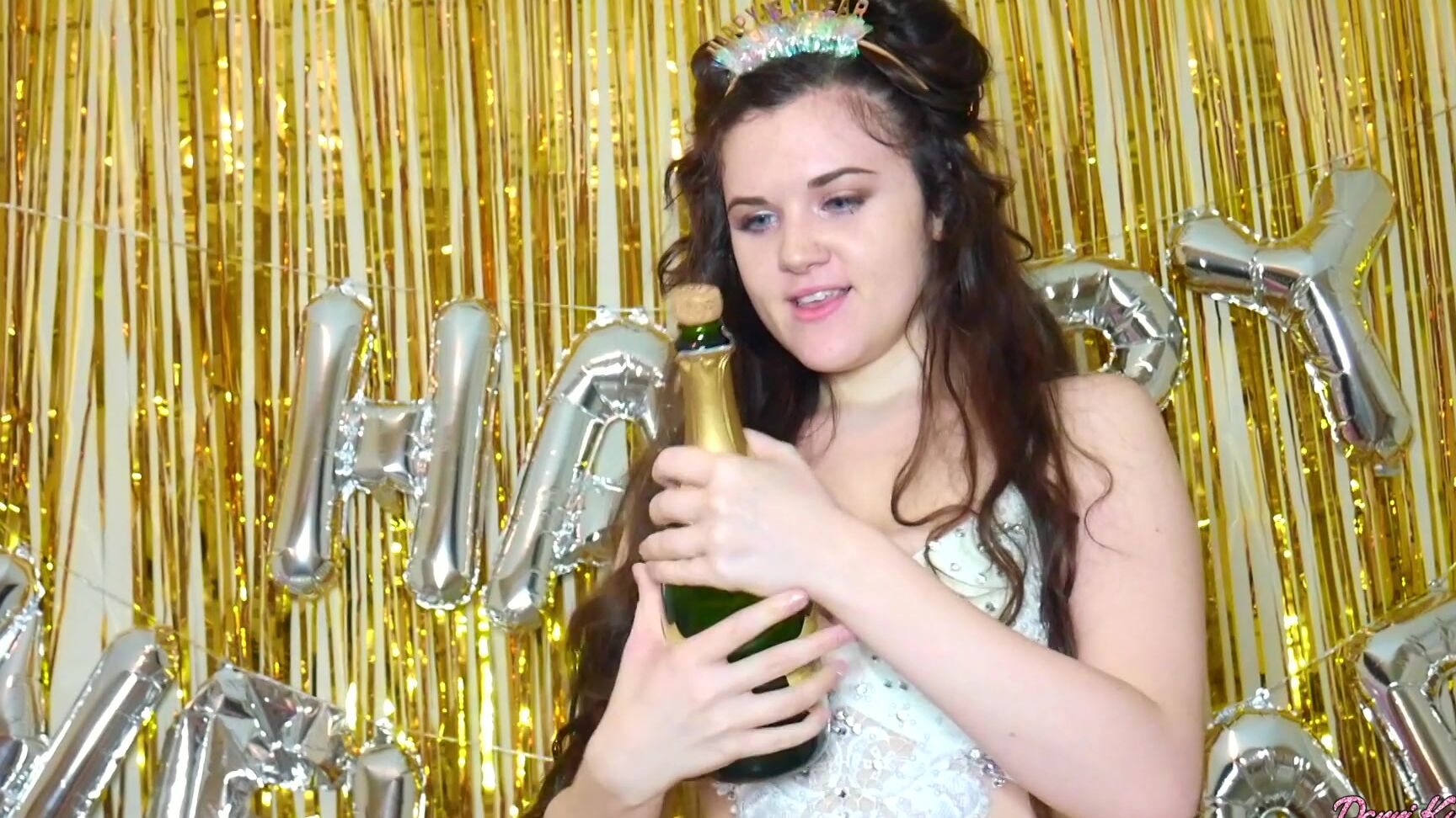 New Year's Eve,Twerk,Bubbles,Booty Shaking,Striptease dannixkush champange shower ManyVids