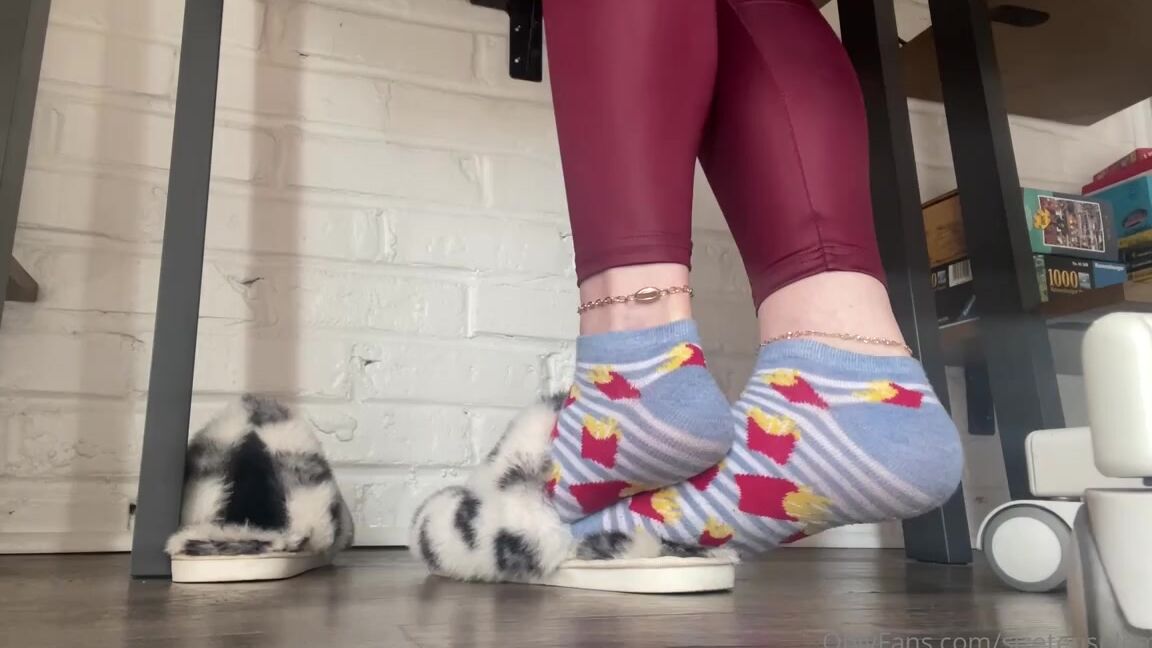 Sizetensolemates Onlyfans Playing With My Sweaty Slippers Dirty Socks