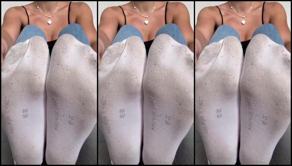 Sarina Jones Nicknamed Sarinajones 04 02 2024 Onlyfans Video Ive Worn These Dirty Socks For 3 Days Can You Imagine Their Scent While Im Pushing
