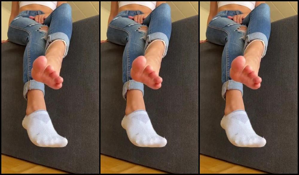 Goddess Claire Nicknamed Goddessclair 09 13 2022 Onlyfans Video Lets Get Rid Of These Socks