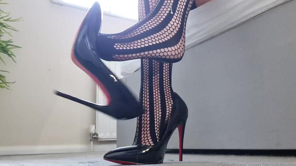 Maddison Spoilt Nicknamed Maddisonspoilt Onlyfans Cheeky Shoe Dangle