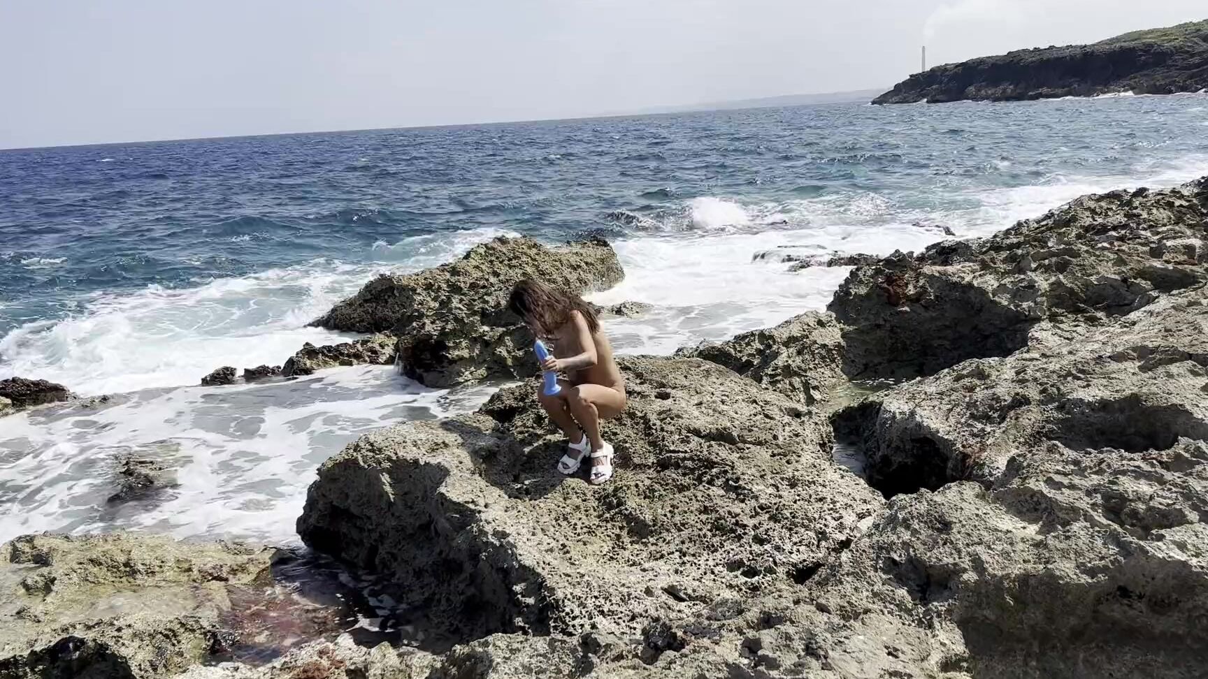 Dildo, Solo, Squirt, Outdoor Monika Walking Along Reef Beach Found A Big Octopus Dildo And Fucked Her Holes SiteRip