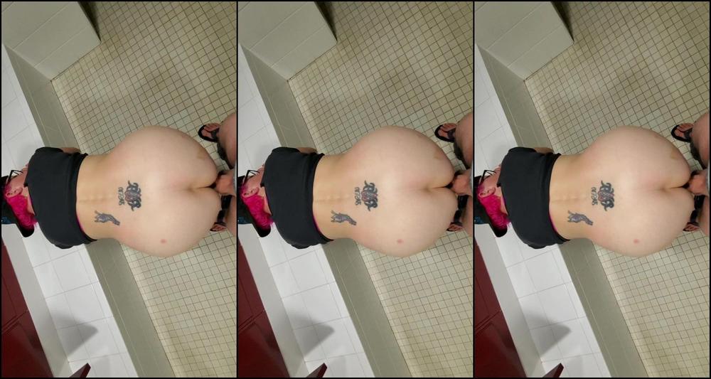 harleyrey Blowing and fucking in men's locker room Manyvids