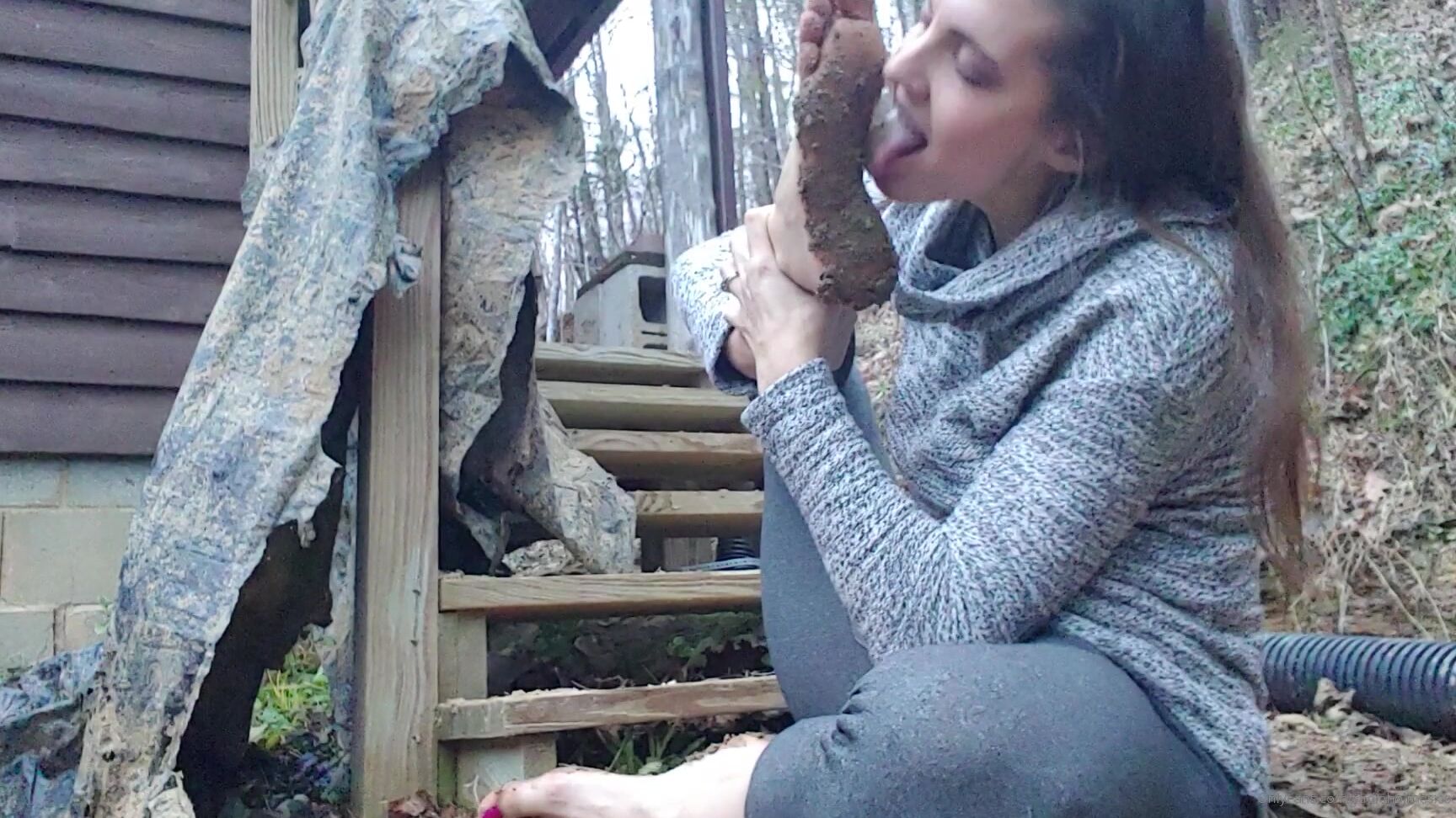 sadieholmes-29-09-2019-65568891-suck-the-mud-off-my-feet-with-me