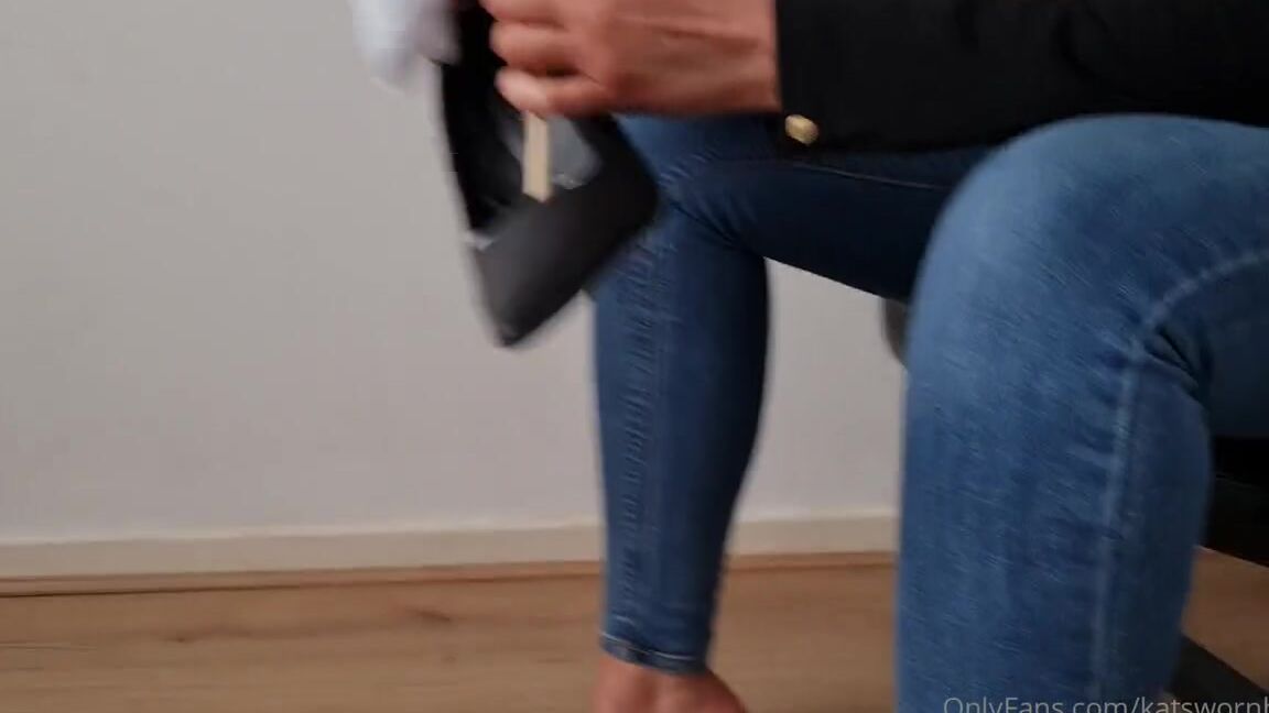 Kats Worn Heels Nicknamed Katswornheels Onlyfans Trying On 2 New Pairs Of Shoes A Black Pair Of Stiletto Courts With A Chain