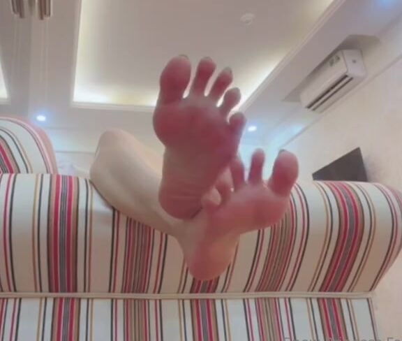 Snowpriness Onlyfans When I M So Small Compared To The Couch