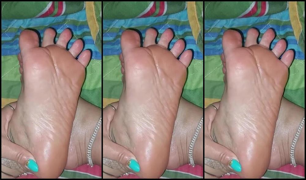 Mica Sandy Nicknamed Sandysmallfeet Onlyfans We Have To Be Quiet Daddy Im Not Alone But I Really Want To Show You