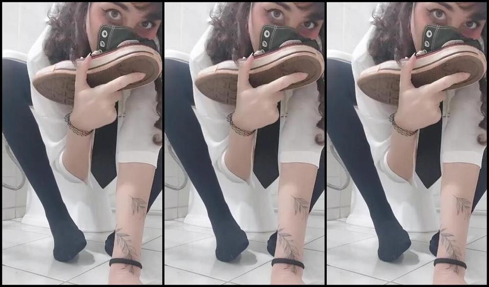 Sweetprincesscandy Nicknamed Sweetprincesscandy Onlyfans Kobeni Is Soooo Scared That Her Smelly Feet Will Go Unappreciated But She Can Smell