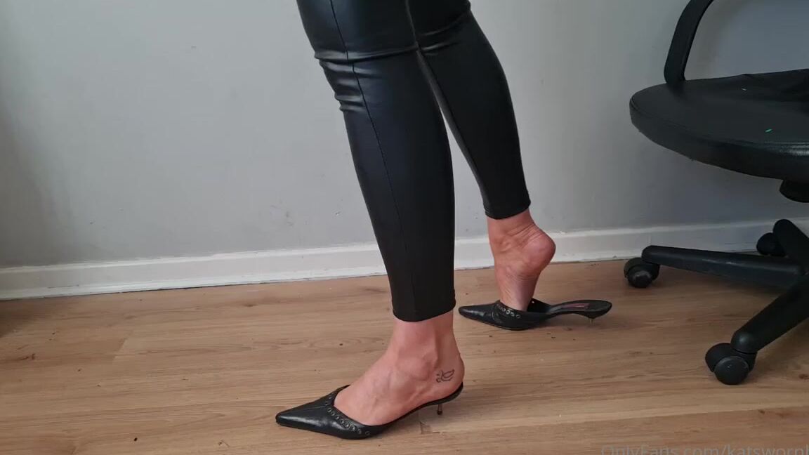 Kats Worn Heels Nicknamed Katswornheels Onlyfans Omg I Fucking Love These Heels Look How Effortlessly They Sink Into The Flooring Who Thinks