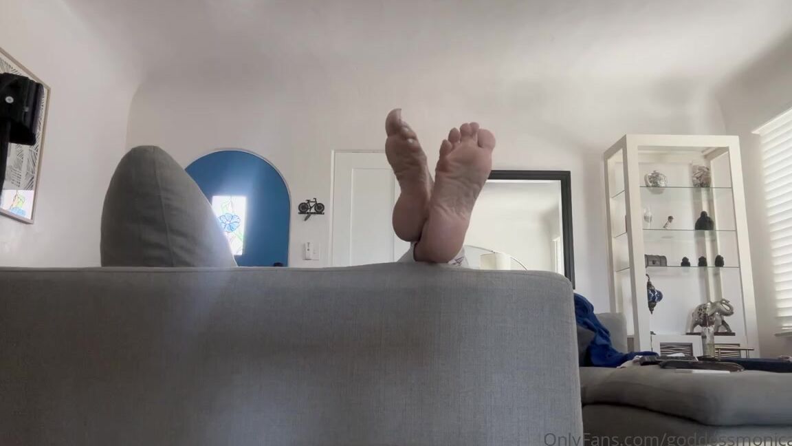 Goddessmonica00W Onlyfans Over The Couch Foot Tease2P
