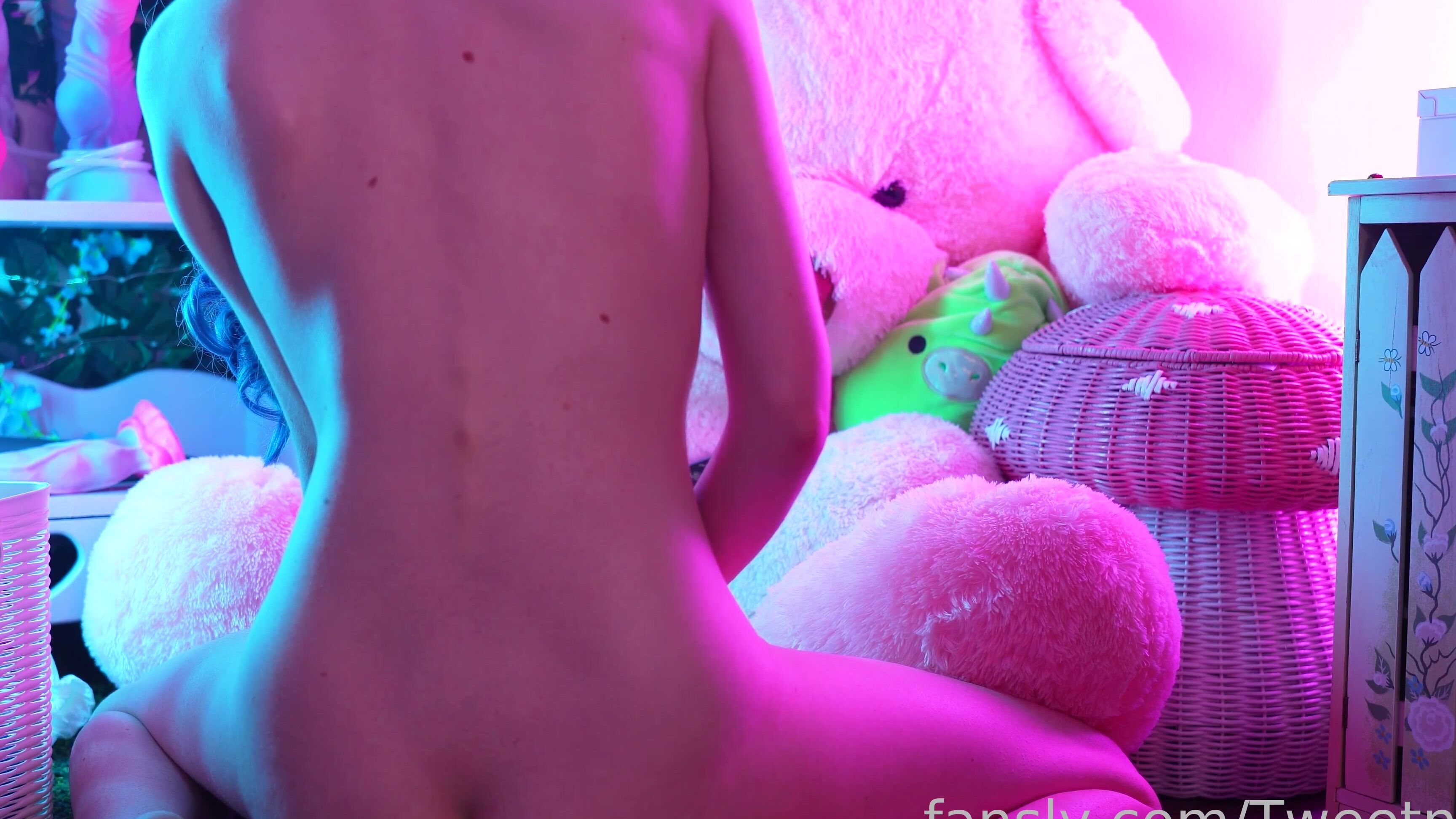 Huge Dildo, Cosplay, Anal, Bad Dragon Tweetney - Harley plays with XL glyph + bat SiteRip