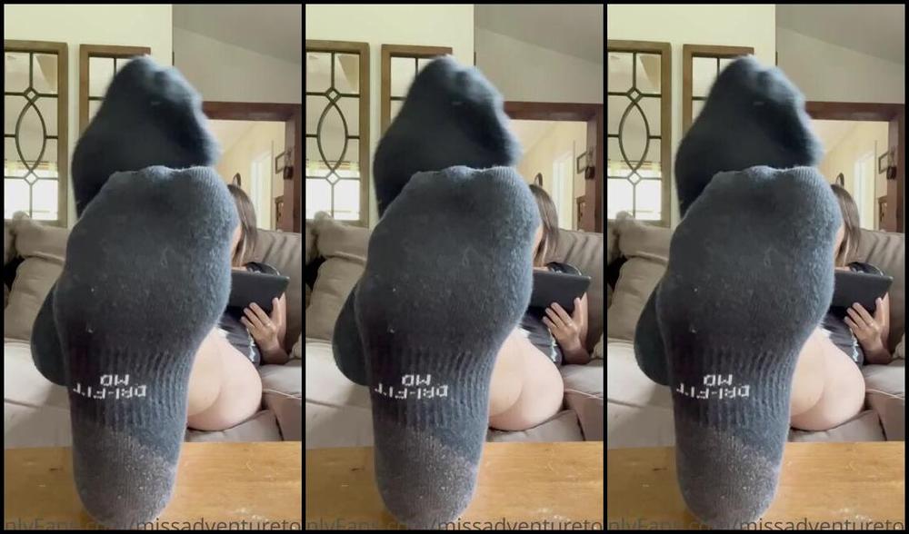 Adventuretoeskat Nicknamed Missadventuretoeskat Onlyfans I Know You Can T Stop Thinking Of These Sweaty Soles
