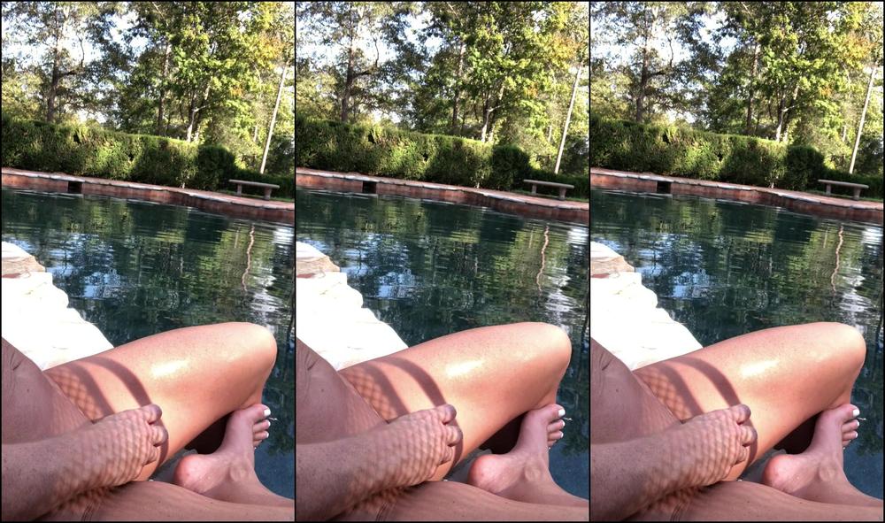 Itsmekelli Toes In The Water Vibrator In Hand Not A Worry