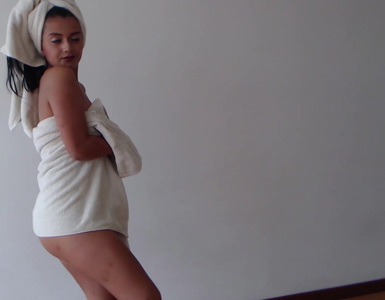 Brunette, Exotic Dancers, Latina, Long Hair, Spanish sofia gomezz towels keeps falling off while i dance ManyVids