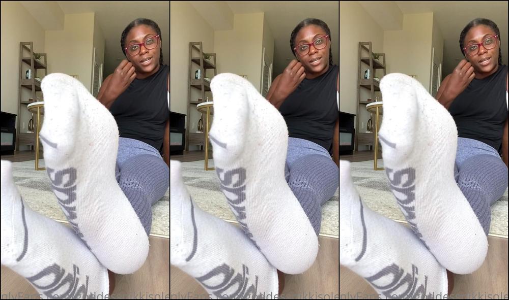 Goddessnikkisoles You Can T Get Enough Of The Way My Feet Stink After A Good Workout Here S A Sweaty S