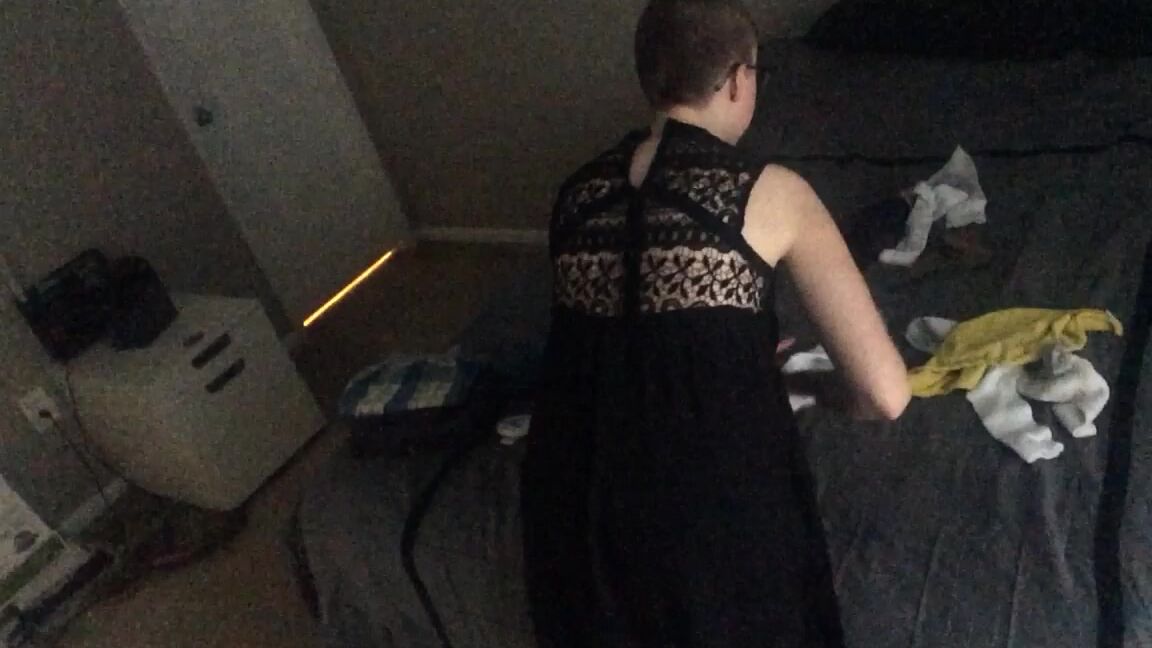 "happylilcamgirl" housecleaning, housewives, ignore, shavedheads happily ignoring you folding laundry 2 manyvids