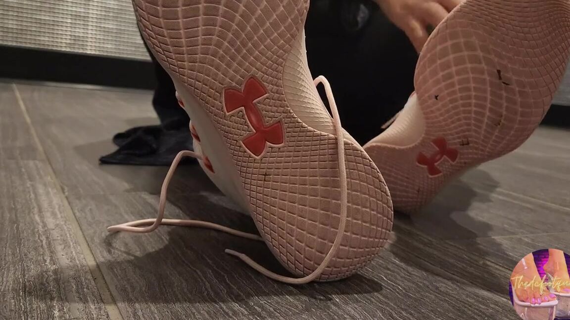 Thedcfootqueen Onlyfans Follow Me Vid Shoe Removal Get Ready With Me As I Head To The Gym To Work Up Stinky Feet Forp