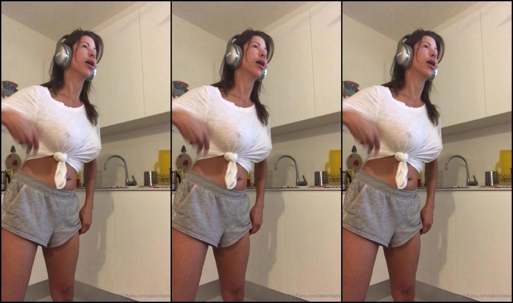 Alexisfawx Dancing Around With Headphones On In My Villa By The Se