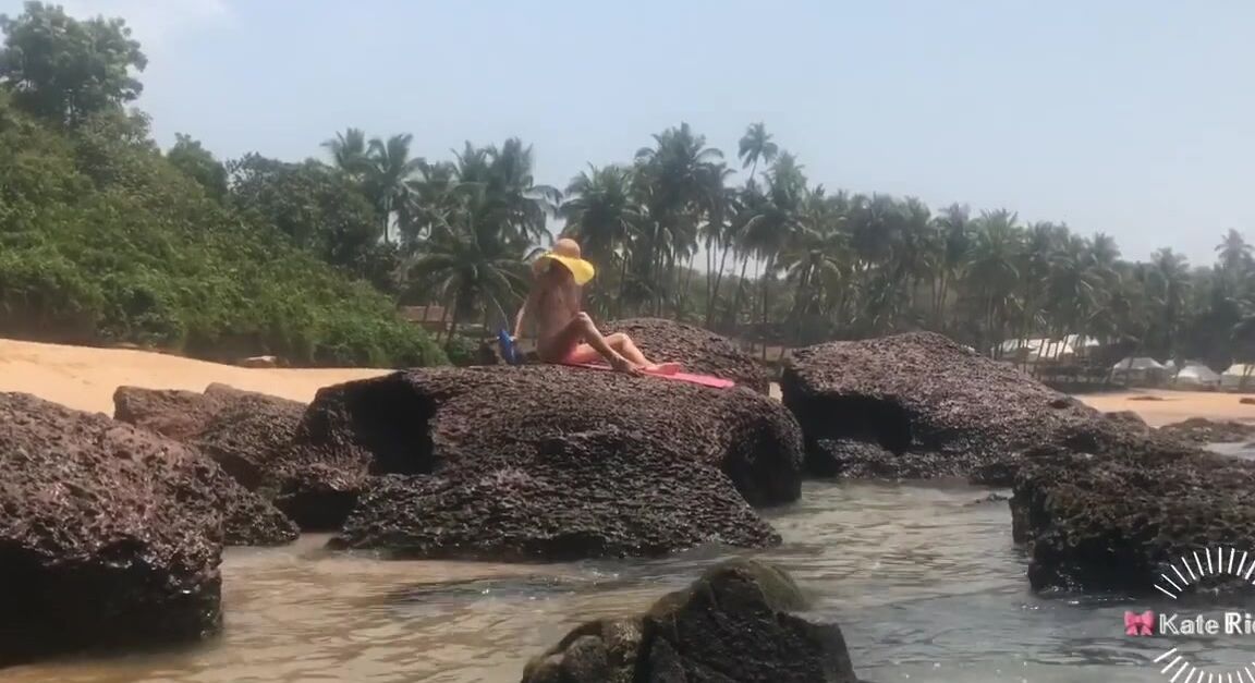 Kate Rich Юная нудистка мастурбирует при людях Pornhub