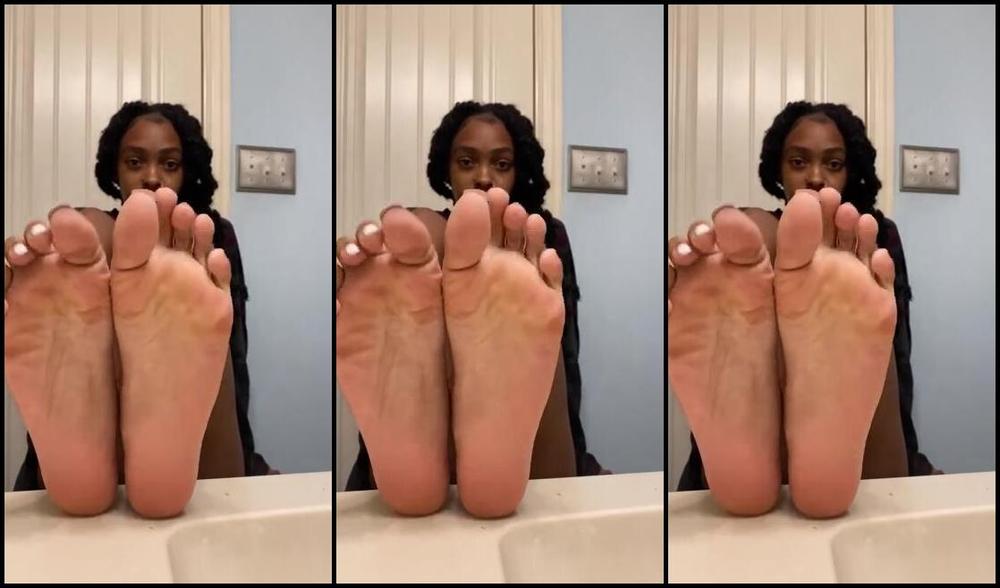 Zafeetllc Onlyfans Being Silly Showing Off My Sexy Body And Sexy Feet While I Stare At Myself In The Mirror