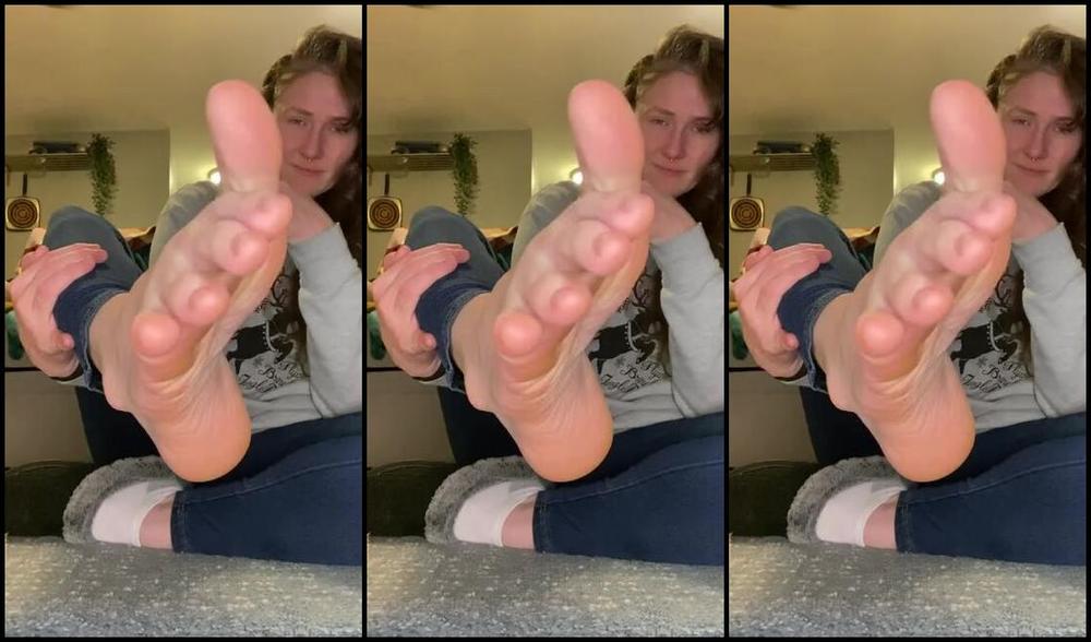 Athletoes Nicknamed Athletoes Onlyfans Pay No Attention To The Christmas Sweater