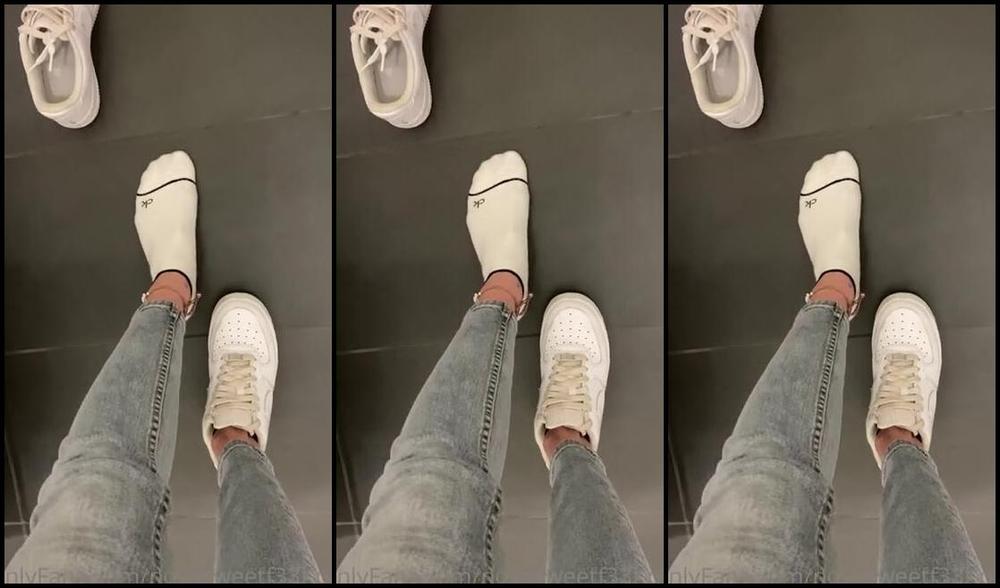 Indubiopronova Nicknamed Indubiopronova Onlyfans After A Long Day At Work I Take Off My Shoes And Leave A Few Footprints