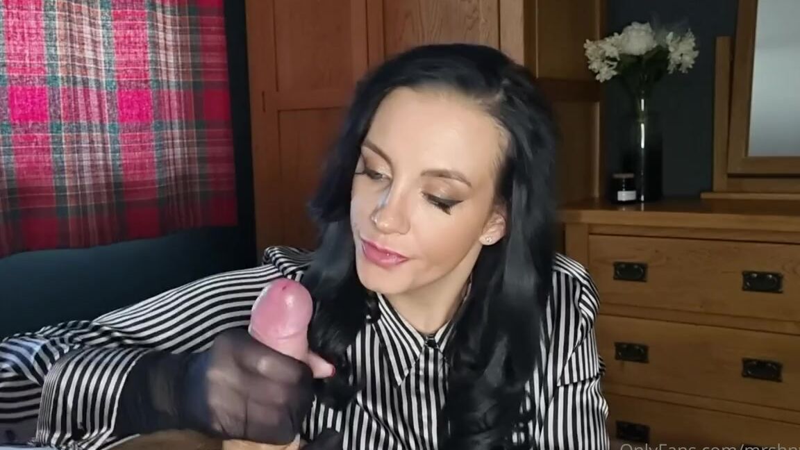 Mrs H Aka Mrshnylons Onlyfans Giving This Bj A Little Extra With Nylon Encased Hands