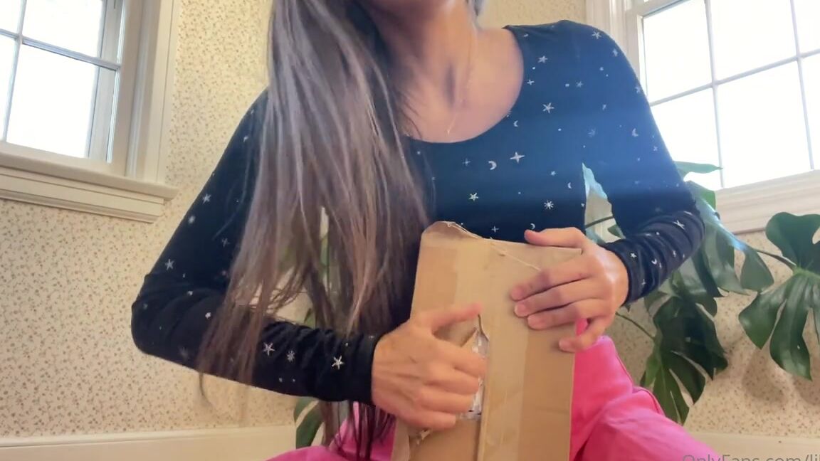 Lillyvig Onlyfans New Toy Unboxing Dildo Made To Be Inserted Tip 80 For A 5 Min Custom Of Me Using This I Ll