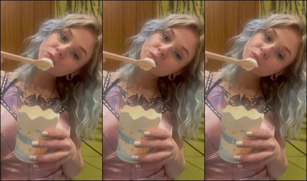 Cybercoxx 2719674912 12 18 2022 Mhhh Che Buono Il Gelato Del Mc Pensa Vedermi Al Tavolo Cos